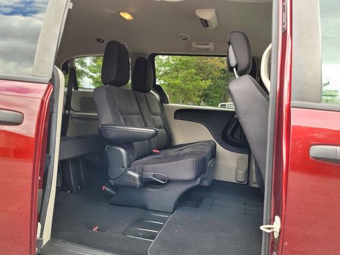 Used 2019 Dodge Grand Caravan SE w/ UConnect Hands-Free Group image 7