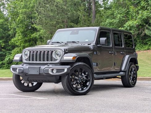 Used 2025 Jeep Wrangler Unlimited Sahara AWD/4WD image 4