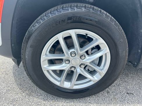 Used 2024 Jeep Grand Cherokee Laredo X w/ Luxury Tech Group I AWD/4WD image 19