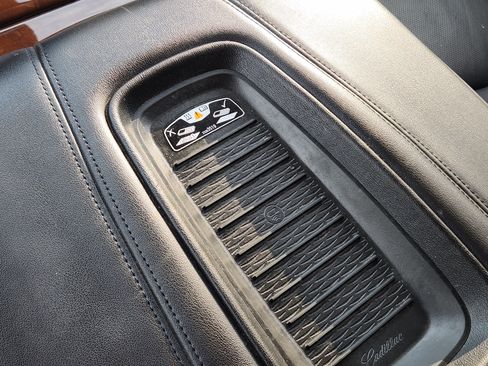 Used 2020 Cadillac Escalade ESV Premium Luxury image 23