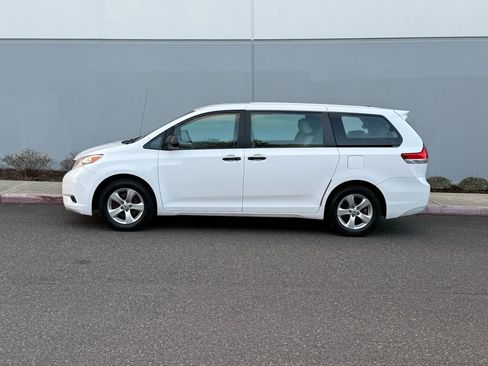 Used 2013 Toyota Sienna L image 2