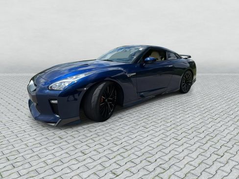 Used 2017 Nissan GT-R Premium w/ Premium Interior Package AWD/4WD image 4