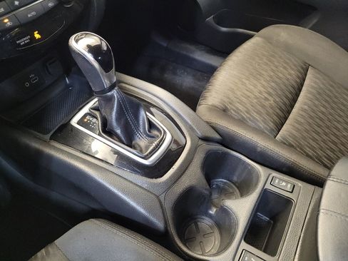 Used 2019 Nissan Rogue SV FWD image 26