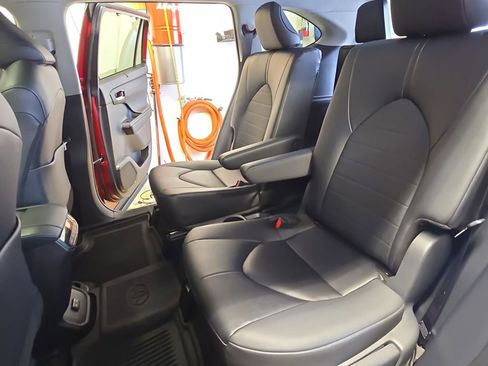 Certified 2024 Toyota Highlander XLE image 16