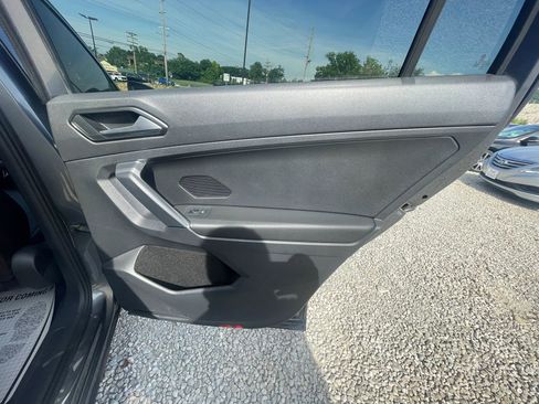 Used 2018 Volkswagen Tiguan SEL FWD image 38
