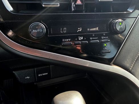 Used 2021 Toyota Camry SE FWD image 19