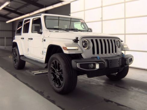 Used 2022 Jeep Wrangler Unlimited Sahara AWD/4WD image 3