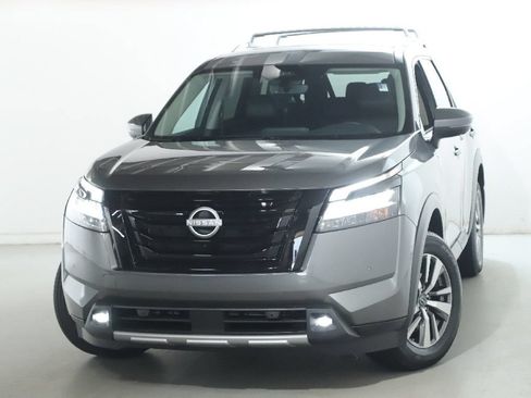 Used 2024 Nissan Pathfinder SL w/ Black Appearance Package AWD/4WD image 3