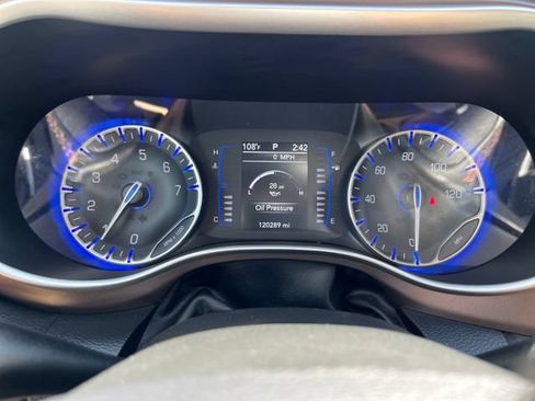 Used 2019 Chrysler Pacifica Touring-L FWD image 19