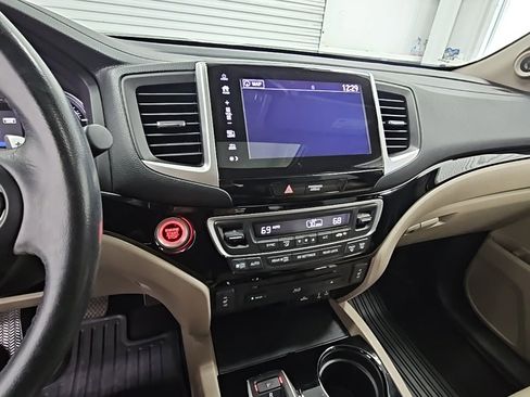 Used 2018 Honda Pilot Touring image 12