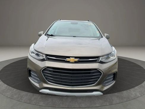 Used 2021 Chevrolet Trax LT FWD image 2