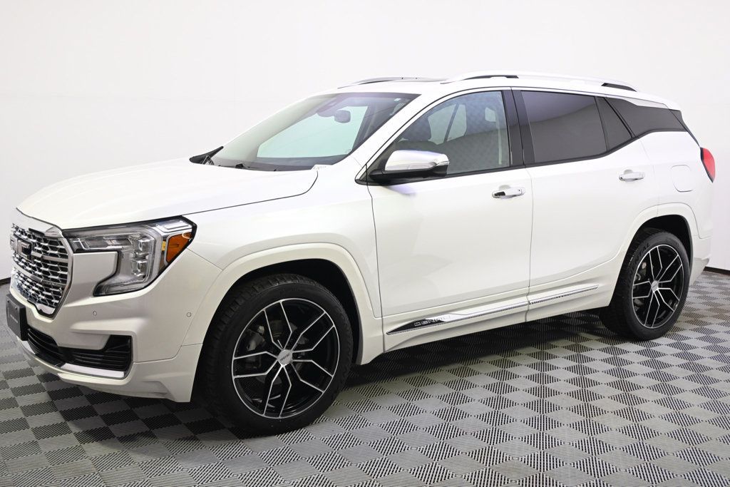 Used 2022 GMC Terrain Denali w/ Denali Premium Package AWD/4WD image 2