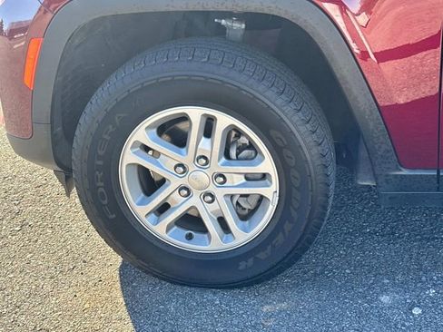 Used 2024 Jeep Grand Cherokee Laredo w/ Trailer Tow Package image 12