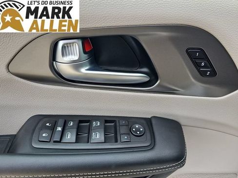 Used 2024 Chrysler Pacifica Touring-L FWD image 23