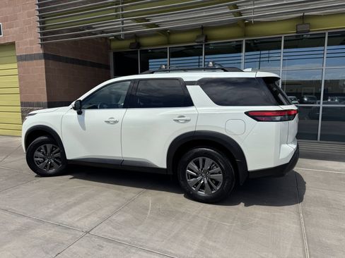 Used 2024 Nissan Pathfinder SV w/ Lighting Package (N92) image 5