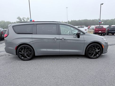 Used 2025 Chrysler Pacifica Limited FWD image 4