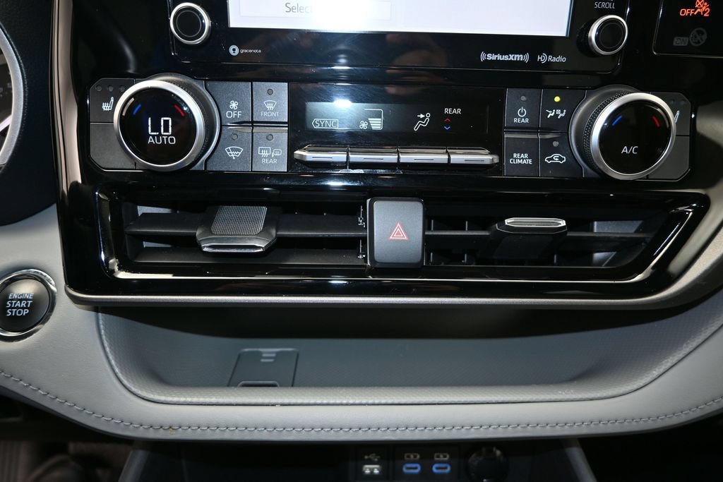 Used 2022 Toyota Highlander XLE FWD image 14