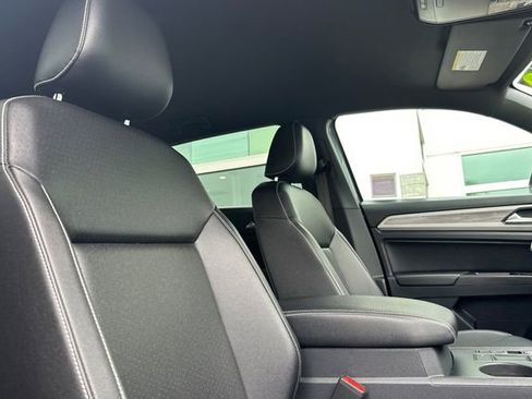 Used 2020 Volkswagen Atlas Cross Sport SE w/ Towing Package image 16