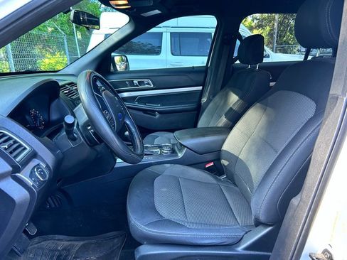Used 2017 Ford Explorer XLT AWD/4WD image 3