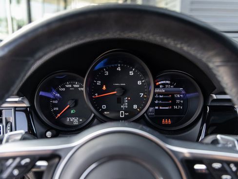 Certified 2021 Porsche Macan image 27