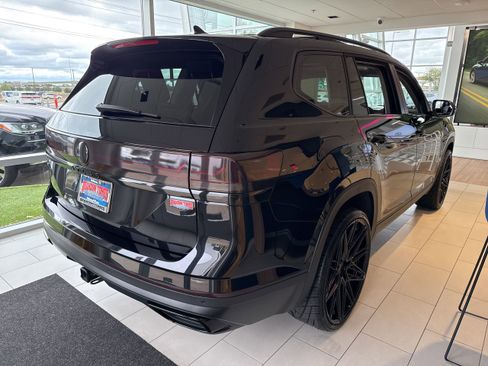 New 2025 Volkswagen Atlas SE image 2