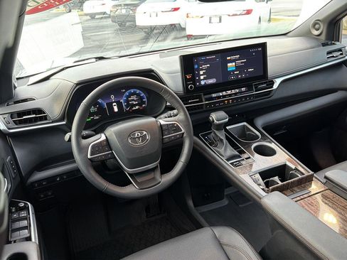 Certified 2025 Toyota Sienna Platinum FWD image 16