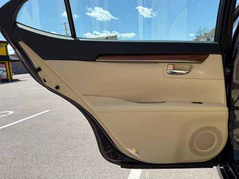 Used 2013 Lexus ES 300h w/ Luxury Pkg FWD image 18