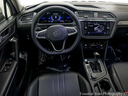 Used 2022 Volkswagen Tiguan SE AWD/4WD image 12