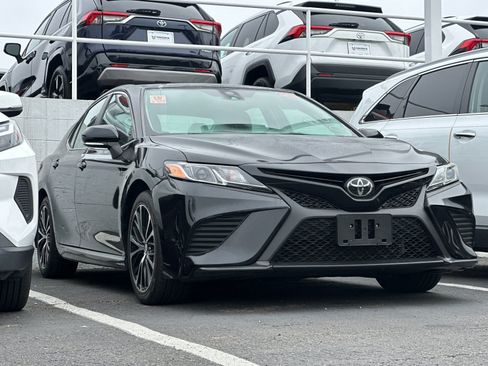 Used 2020 Toyota Camry SE w/ Convenience Package FWD image 4