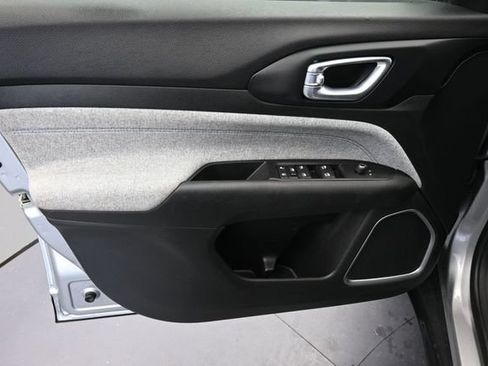 Used 2022 Jeep Compass Latitude FWD image 24