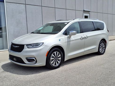 Used 2021 Chrysler Pacifica Limited w/ Uconnect Theater Family Group FWD image 1