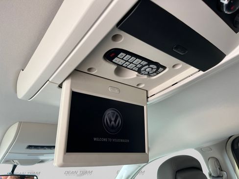 Used 2010 Volkswagen Routan SE FWD image 16