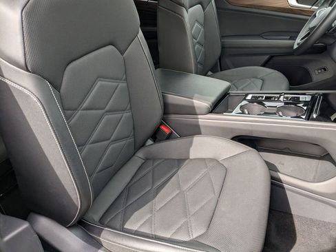 Used 2025 Volkswagen Atlas SE image 34