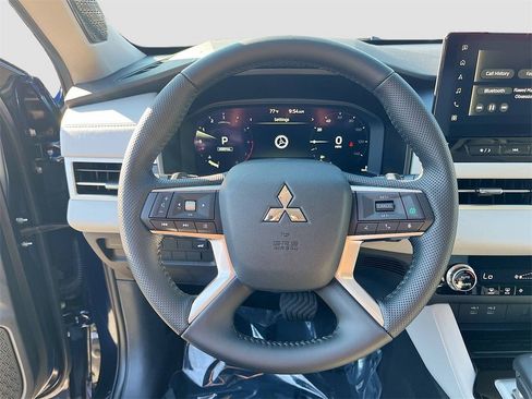 New 2025 Mitsubishi Outlander SE image 11