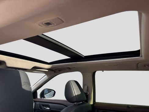 Used 2023 Nissan Rogue SV w/ SV Premium B Package image 9