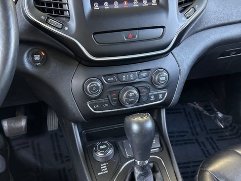 Used 2019 Jeep Cherokee Latitude Plus w/ Comfort/Convenience Group AWD/4WD image 14