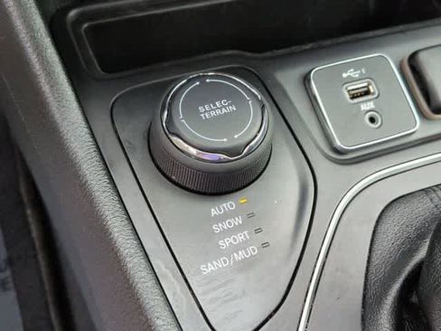 Used 2021 Jeep Cherokee Latitude AWD/4WD image 36