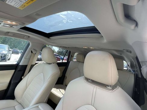 Used 2021 Toyota Highlander XLE AWD/4WD image 23