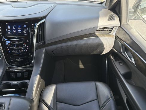 Used 2018 Cadillac Escalade Platinum AWD/4WD image 16