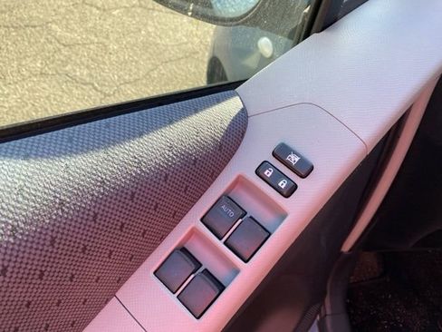 Used 2011 Toyota Yaris 4-Door Hatchback image 10