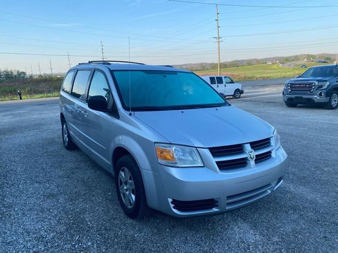 Used 2010 Dodge Grand Caravan SE image 4