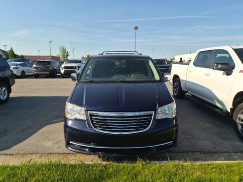 Used 2015 Chrysler Town & Country Touring-L w/ Driver Convenience Group FWD image 2