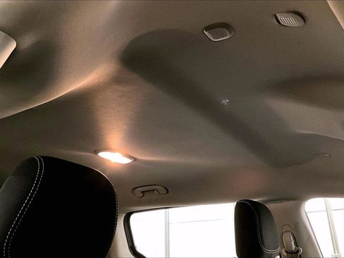 Used 2020 Chrysler Voyager L image 21