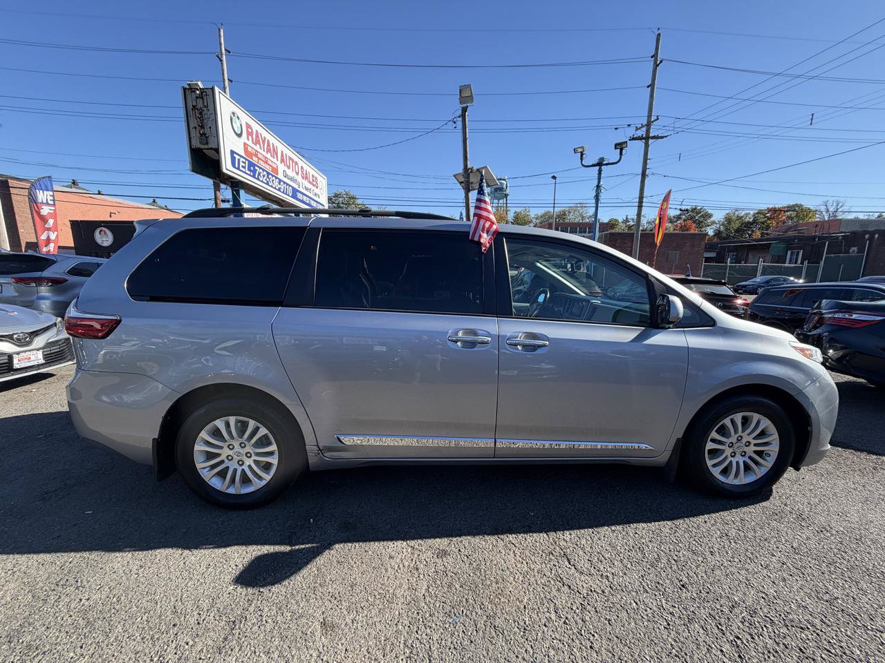 Used 2017 Toyota Sienna XLE w/ XLE Navigation Package FWD image 12