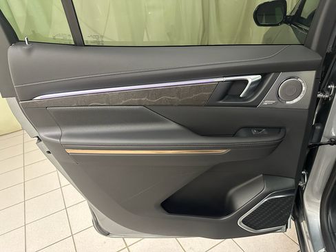 Certified 2025 Buick Enclave Avenir image 38