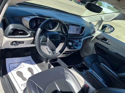 Used 2023 Chrysler Pacifica Touring-L FWD image 20