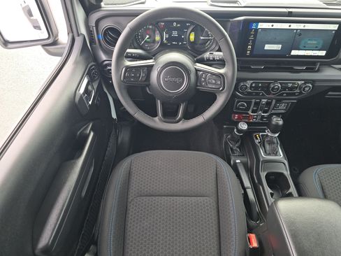 Used 2025 Jeep Wrangler Unlimited Rubicon 4xe w/ Convenience Group AWD/4WD image 21