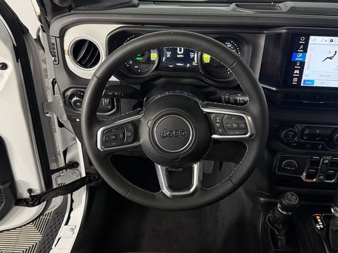 Used 2025 Jeep Wrangler Unlimited Sahara AWD/4WD image 15
