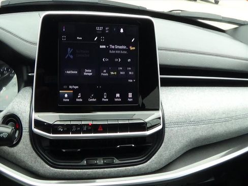 Certified 2025 Jeep Compass Latitude image 24