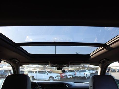 Used 2022 GMC Yukon XL Denali w/ Denali Premium Package image 22